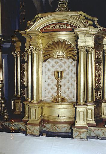 Le tabernacle tournant montrant une niche capitonnée.