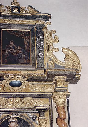 Retable de la Vierge : détail du couronnement.