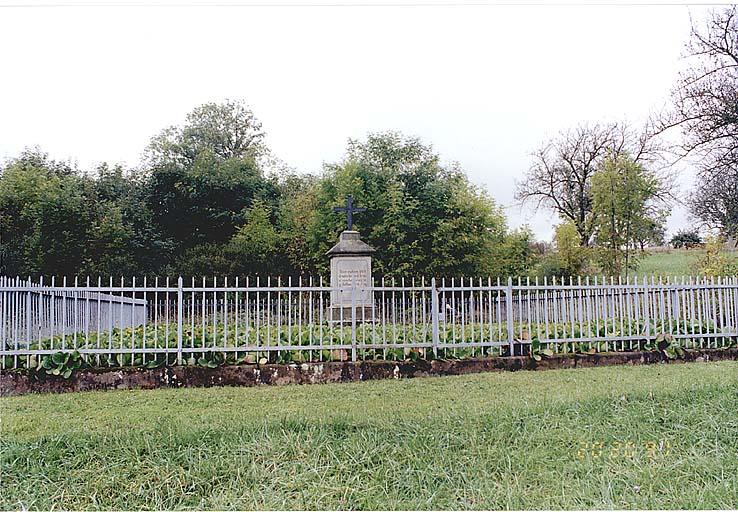 Vue du monument commémoratif (E), élevé à la mémoire de 269 soldats français et allemands, tombés le 6 août 1870.