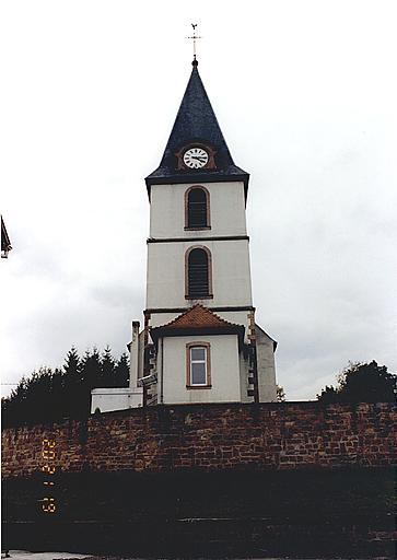 Vue de la tour-choeur et de la sacristie, depuis l'est.