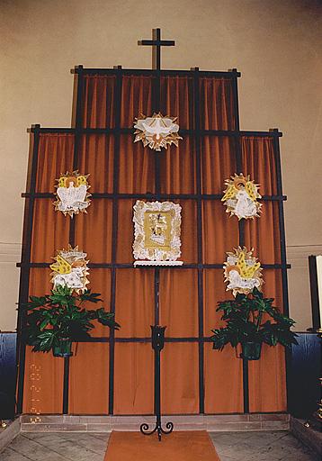 Vue d'un tabernacle et de bas-reliefs.