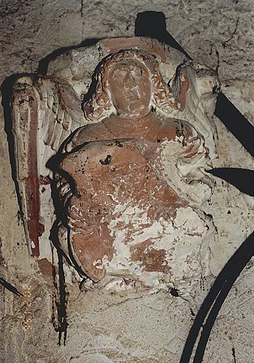 Culot nord : l'écu sculpté d'une couronne d'épines et de clous.