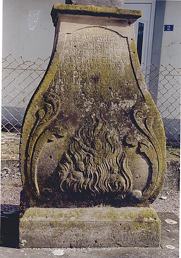 Détail du piédestal.