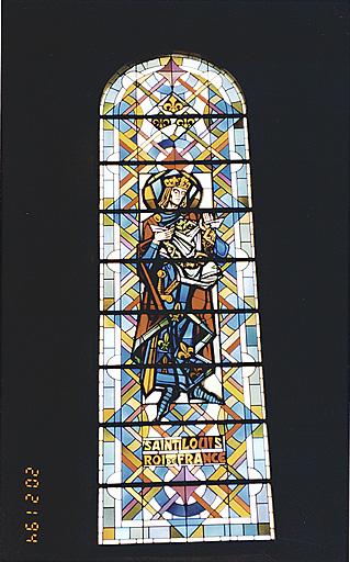 Vue d'une verrière (nef) : saint Louis.