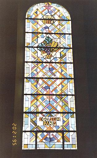 Vue d'une verrière (nef) : symbole du sacrement de l'Eucharistie.