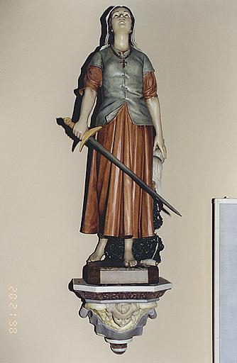 Vue d'une statue : sainte Jeanne d'Arc.
