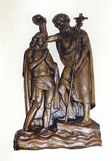 Vue d'un bas-relief : Baptême du Christ.