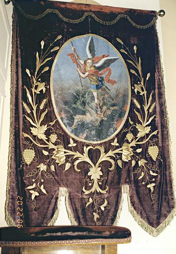 Vue d'une bannière : saint Michel terrassant le démon.