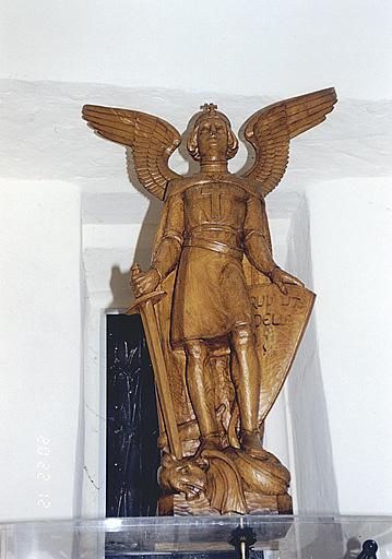 Vue d'une statue : saint Michel terrassant le dragon.