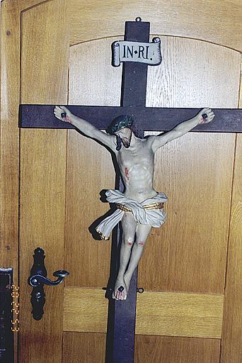 Vue d'une croix de procession : Christ en croix.