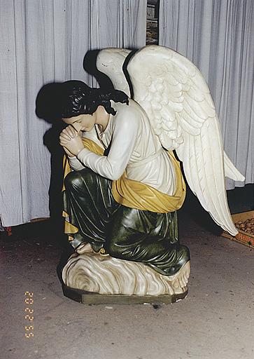Vue d'une statue : ange adorateur.