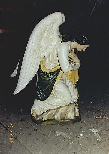 Vue d'une statue : ange adorateur.