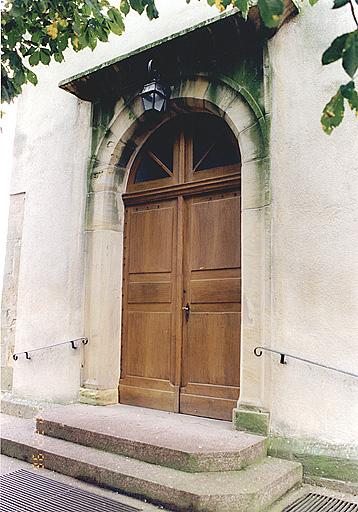 Porte du clocher-porche percée en 1840.