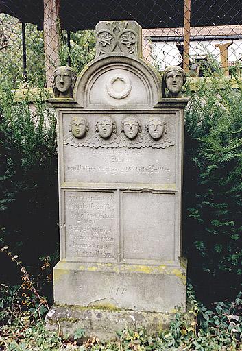 Vue du tombeau d'Elisabetha Buffler (1826-1882), épouse de Philipp Enginger, et de ses six enfants.