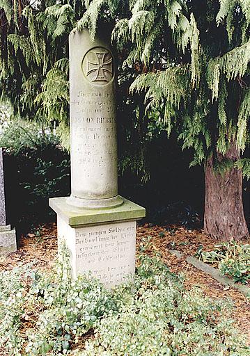 Vue du tombeau du lieutenant d'infanterie Hans von Bieberstein (1840-1870).