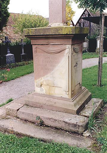 Croix de cimetière, détail du piédestal.