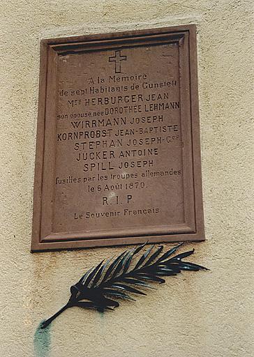 Vue d'une plaque commémorative.