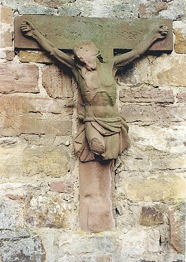 Vue d'un fragment de croix monumentale : Christ en croix.