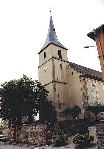 Vue du clocher et de la nef depuis la rue de l'Eglise.