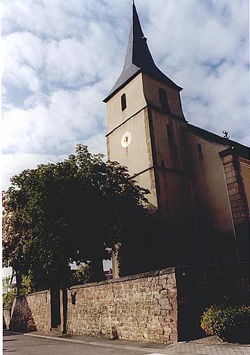 Vue du clocher depuis la rue de l'Eglise.