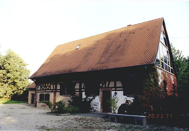 Vue de l'ancien moulin, 24 rue du Moulin. Dépendance remaniée, mur-pignon postérieur.