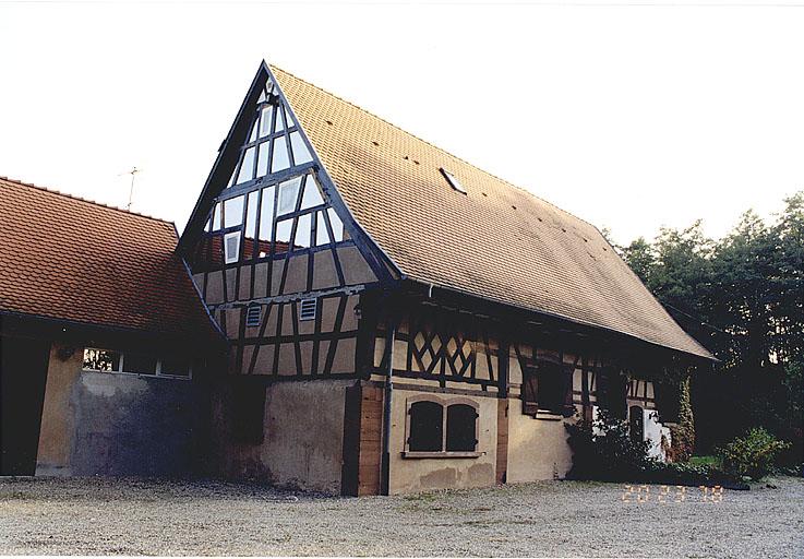 Vue de l'ancien moulin, 24 rue du Moulin. Dépendance remaniée (résidence secondaire).