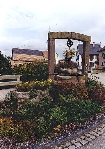 Vue d'ensemble du puits et de l'auge.