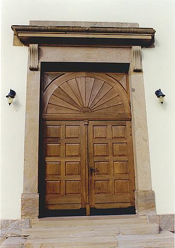 Elévation antérieure, la porte d'entrée.