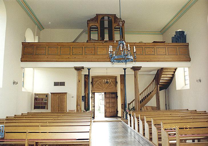 Vue de la nef vers la tribune d'orgue.