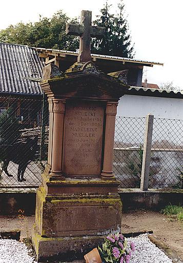 Vue du tombeau de Frédéric Stuecki (1851-1904), de Madeleine Mueller (1859-1941) et de Charles Huhn (1937-1939).