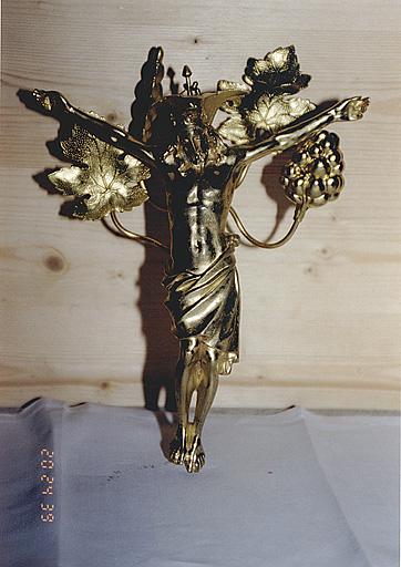 Vue d'une statuette : Christ en croix.