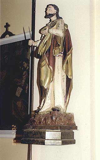 Statue en bois (nef) : vue de saint Barthélemy de trois-quarts droite.