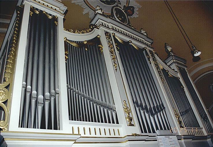 Orgue sur la tribune. Vue du buffet de trois-quarts gauche.