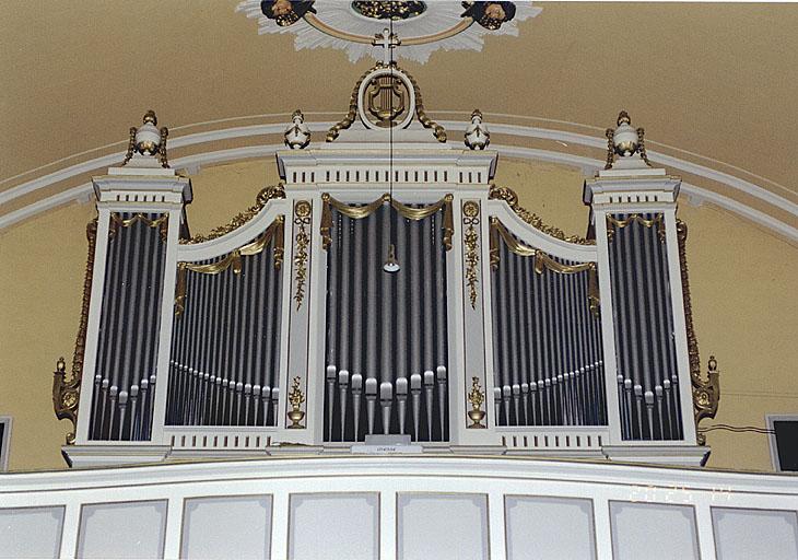 Vue de l'orgue sur la tribune.