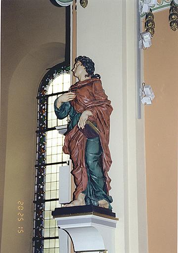 Statue de saint Jean l'Evangéliste, vue de trois-quarts.