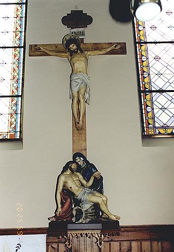 Vue d'un christ en croix et d'un groupe sculpté : Vierge de pitié.