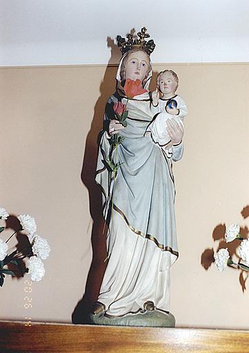 Vue d'une statue en plâtre : Vierge à l'Enfant.