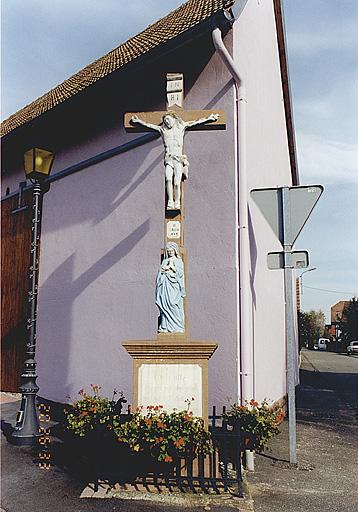 Vue de la croix de chemin E, rue Principale.