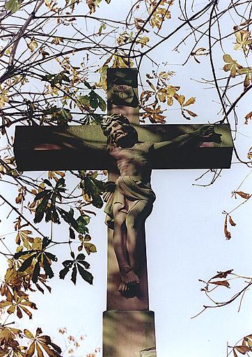 Croix de chemin F, rue de Preuschdorf, détail du Christ en croix.