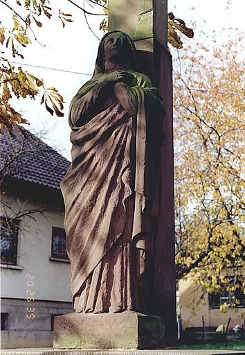 Croix de chemin F, rue de Preuschdorf, détail de la Vierge de douleur.