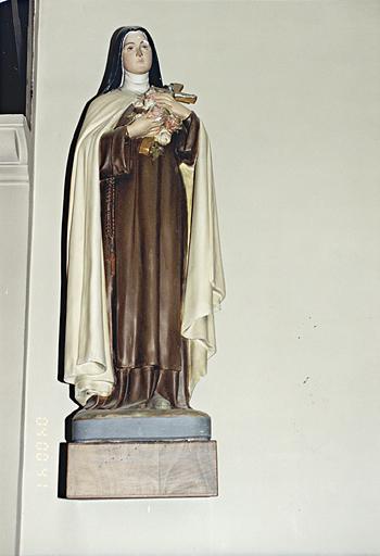 Statue : sainte Thérèse.