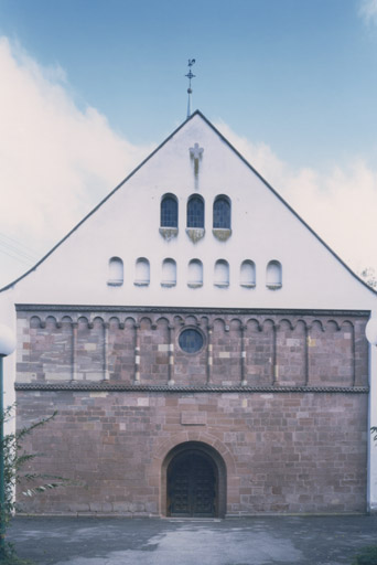 Vue d'ensemble de la façade.