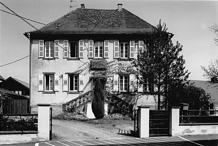 Vue d'ensemble de face de l'élévation antérieure.
