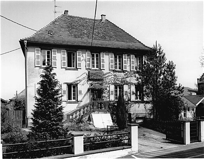 Vue d'ensemble de trois-quarts de l'élévation antérieure.