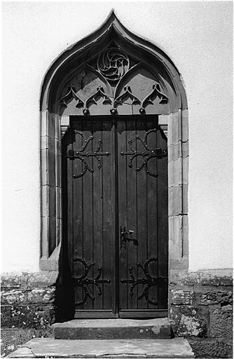 Vue d'ensemble de la porte du clocher côté sud.