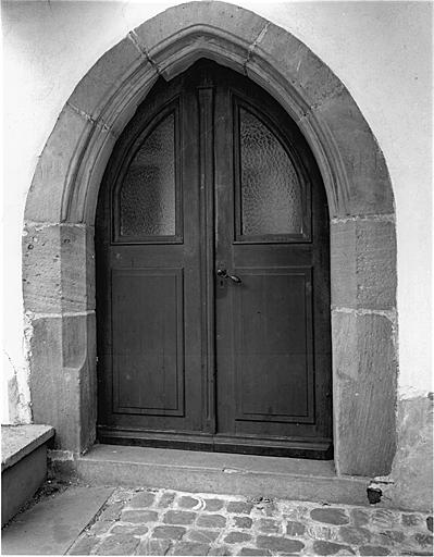 Vue d'ensemble de la porte de la tour porche.