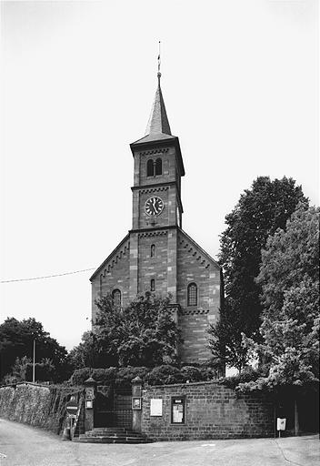 Vue d'ensemble de l'élévation antérieure.