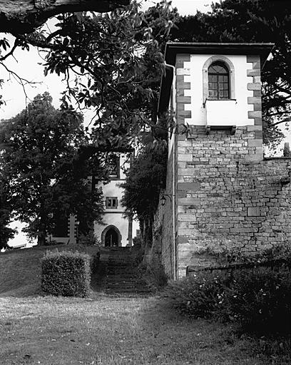 Vue de la tour sud et du clocher de la chapelle.