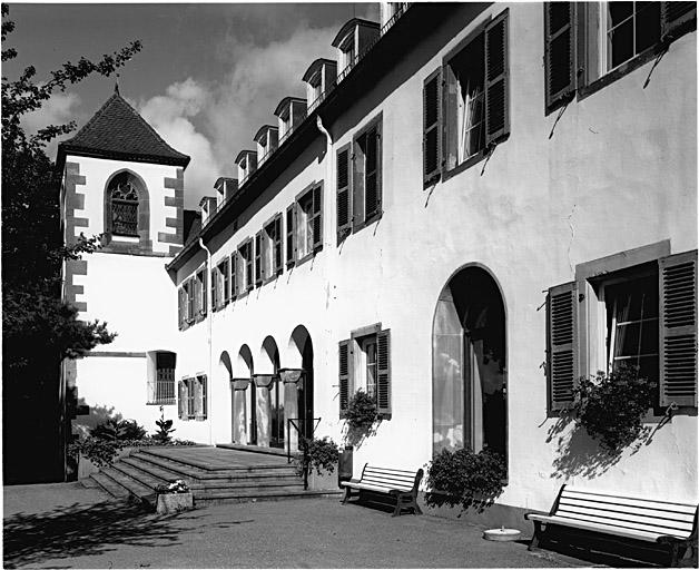 Vue de la façade sud des bâtiments conventuels et de la chapelle.