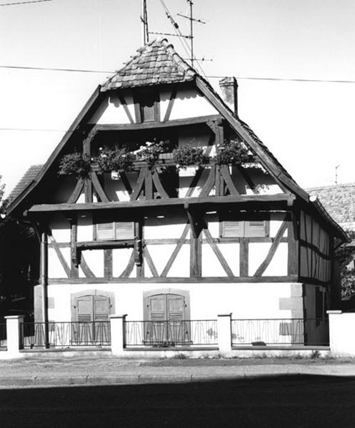 Vue d'ensemble du mur pignon du logis.